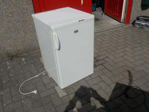 Tafelmodel zanussi diepvries met 3 laden in zeer goede staat