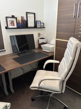 Bureau, kasten en bureaustoel walnoot
