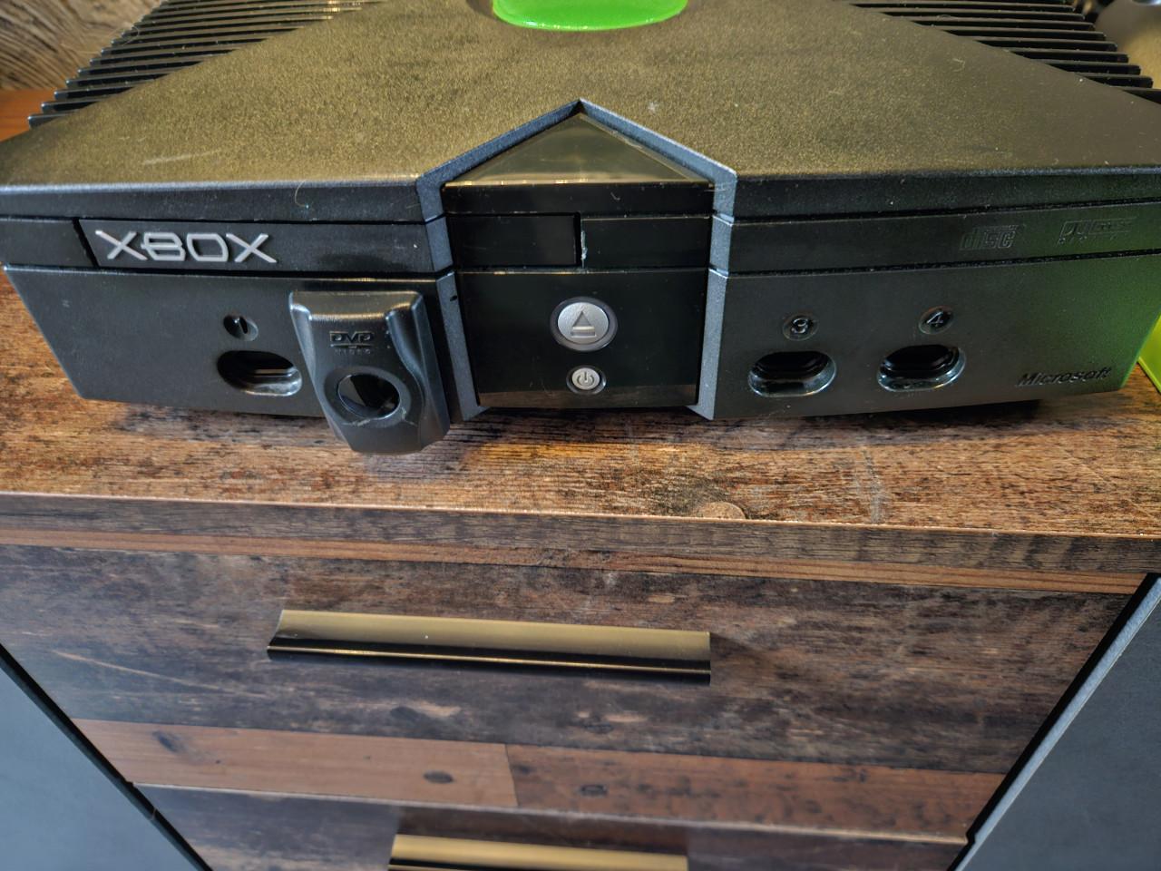 Originele Xbox met 2 controllers en afstandsbediening