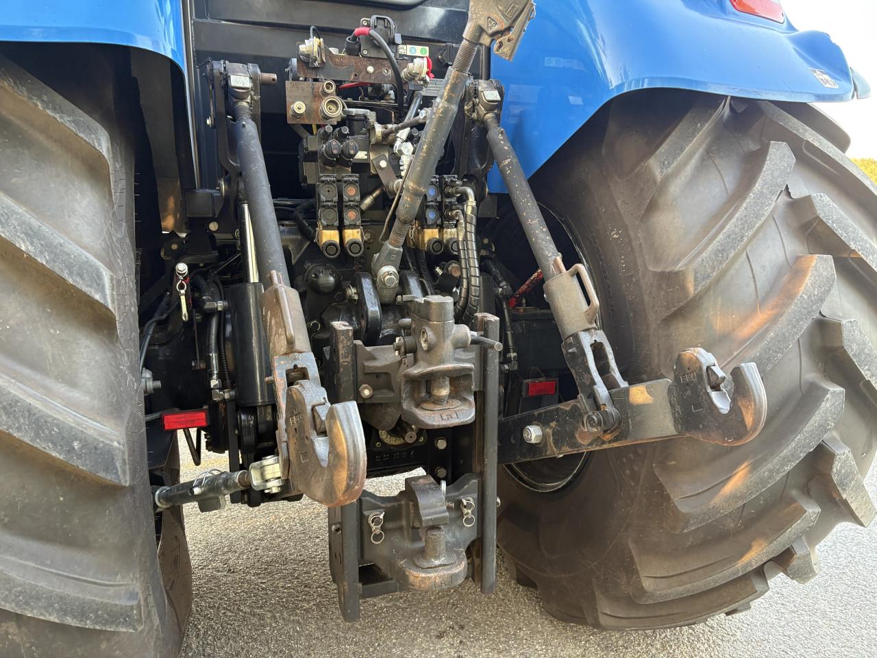 New Holland T7040