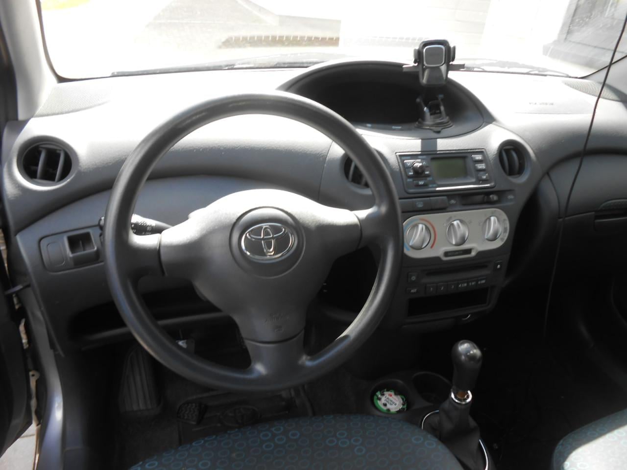 Toyoto Yaris VVT-i Luna uit 2003. APK tot 29-3-2027. Van particulier