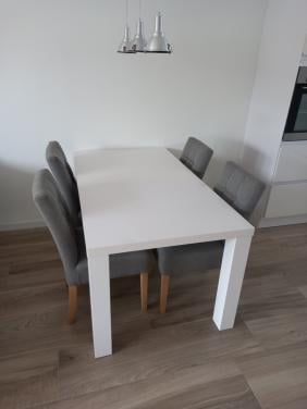 Eetkamertafel hoogglans wit en eetkamerstoelen taupe
