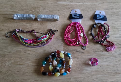 Diverse armbandjes en een ring