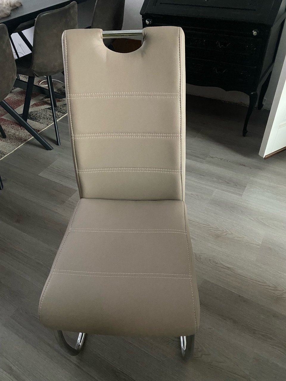 4 zeer nette eetkamer stoelen