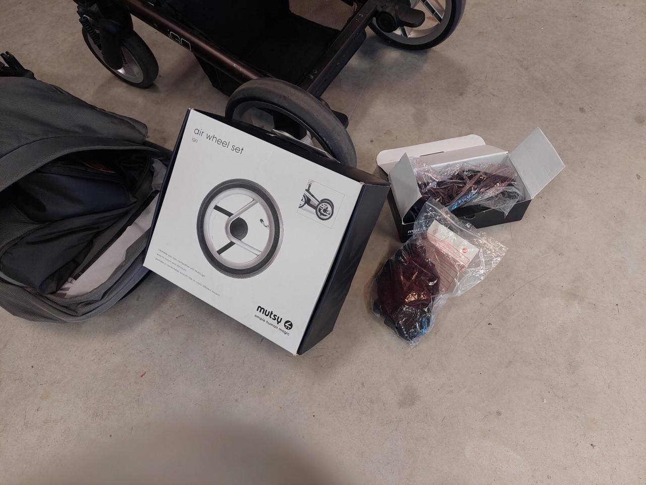 KINDERWAGEN 3 IN EEN MERK MUTSY,  NIEUW STAAT KOOPJE;;