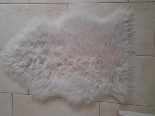 2 Vachten  (z.g.a.n.)  vachten  €7,50 per stuk