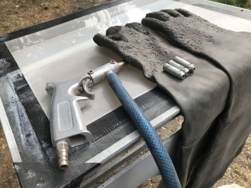 Straalcabine met pistool, handschoenen en grid