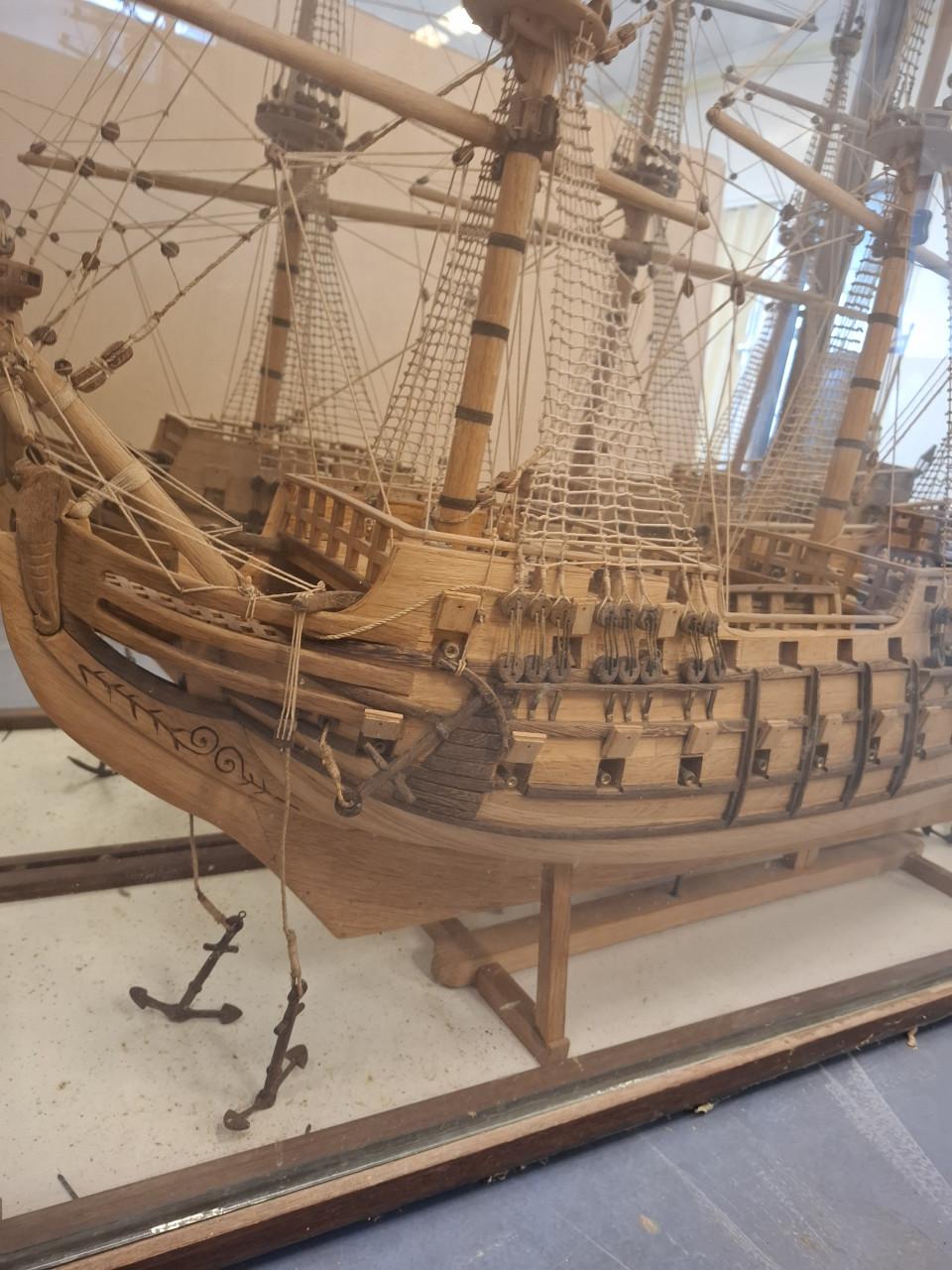Unieke handgemaakte modelboot, spiegelschip Friesland 1665