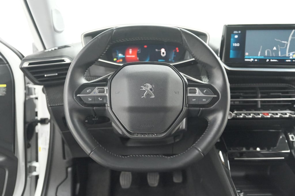 Peugeot 2008 puretech 130 allure | trekhaak | camera | navigatie | parkeers