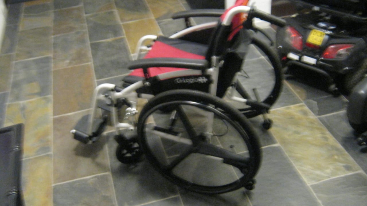 TE KOOP DE LICHTSE ROLSTOEL MET CARBON WIELEN 250 EURO