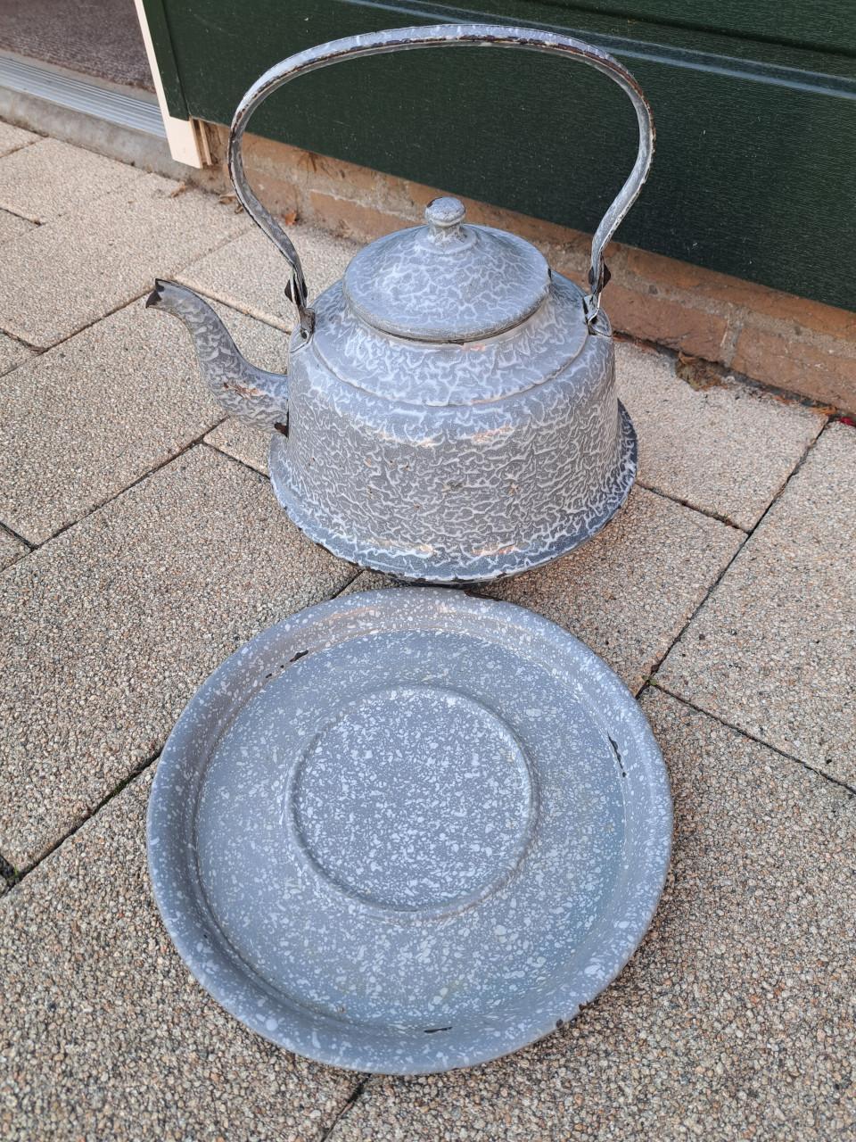 GRIJS GEWOLKTE KETEL MET ONDERBORD