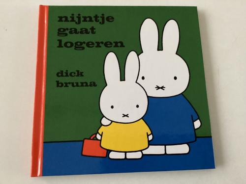 Dick Bruna.   Opa en Oma Pluis.      Nijntje gaat logeren.