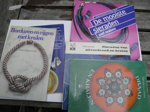 Diverse boekjes over sieraden maken, e. a.