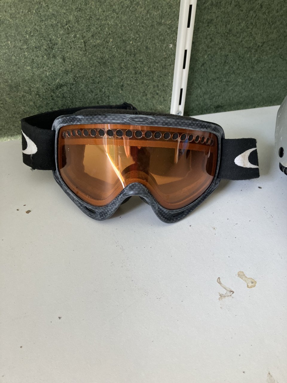 Te koop in zeer goede staat een UVEX skihelm met bril
