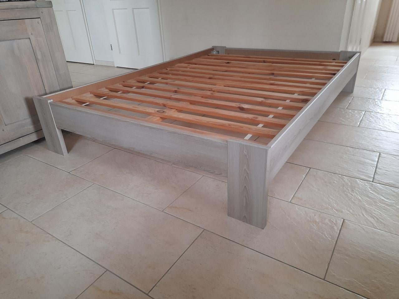 Mooi bed 140 x 200 (in goede nette staat )