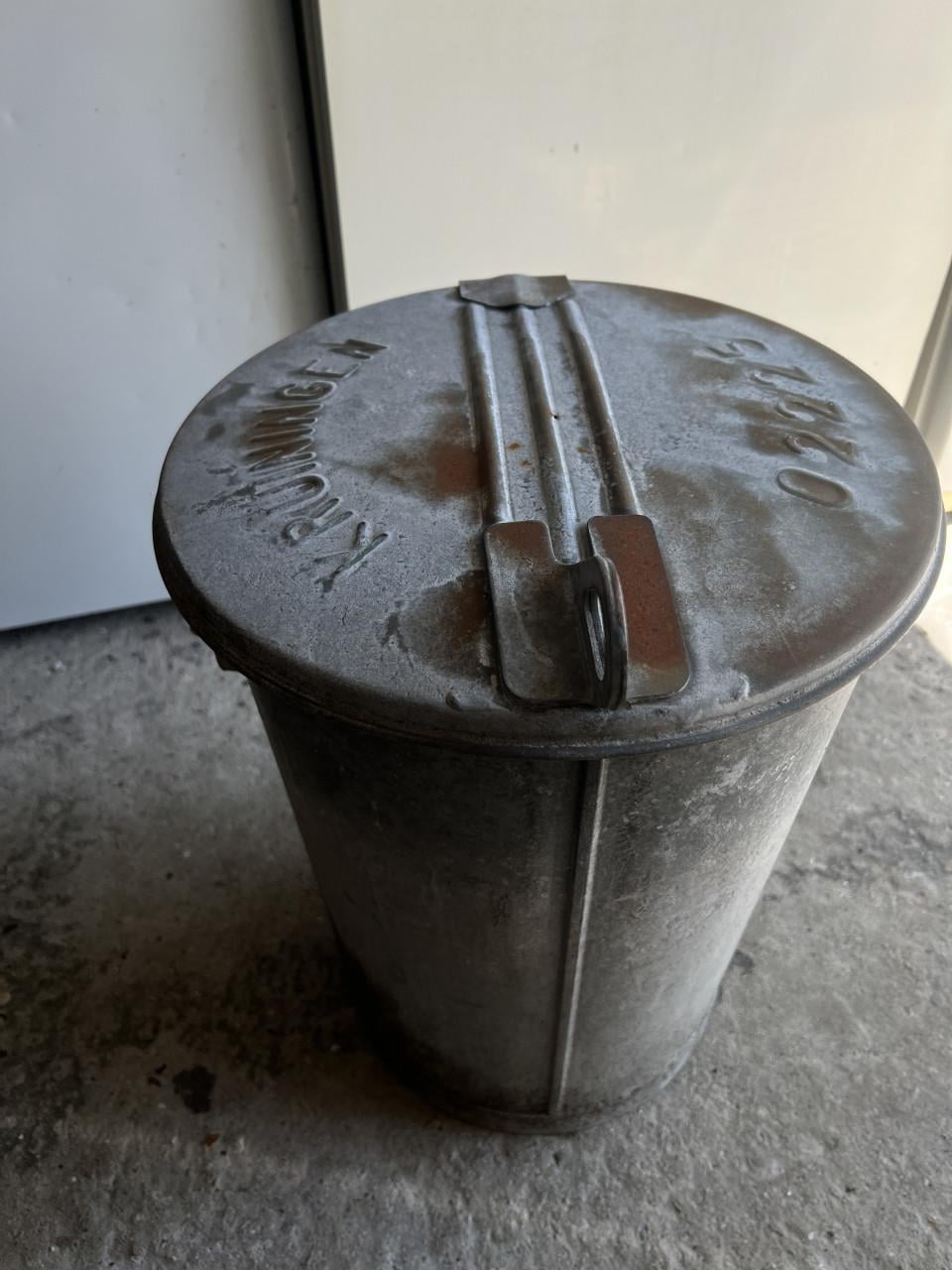 Gegalvaniseerde zinken vuilnisemmer (vuilnisbak Kruiningen)