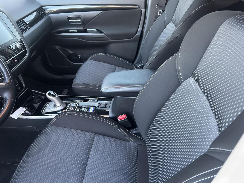 Mitsubishi Outlander 2.4 phev pure +