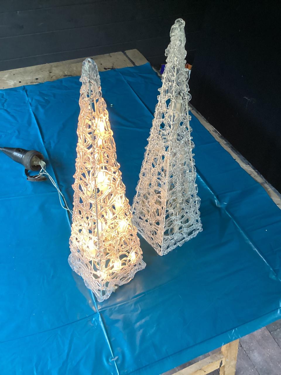 2 st Kerstpiramides met verlichting.