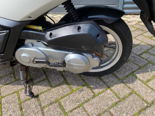 Mooie betrouwbare peugeot kisbee parelmoer metalic wit weinig km 899