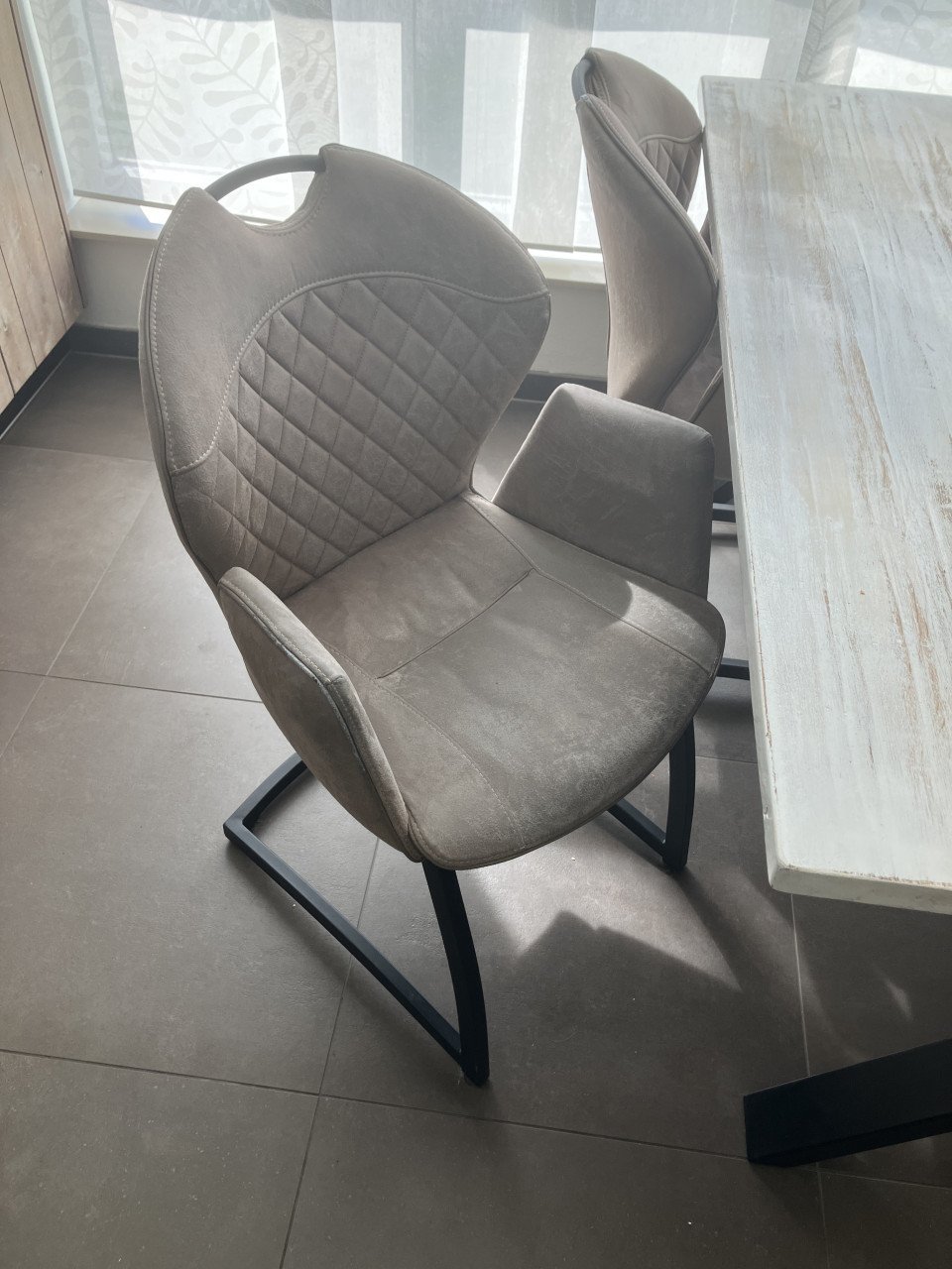 Tafel incl 4 stoelen.  75,-€