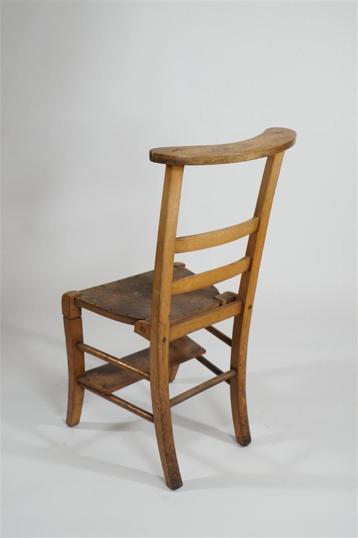 Oude, authentieke houten ladderback‑stoel