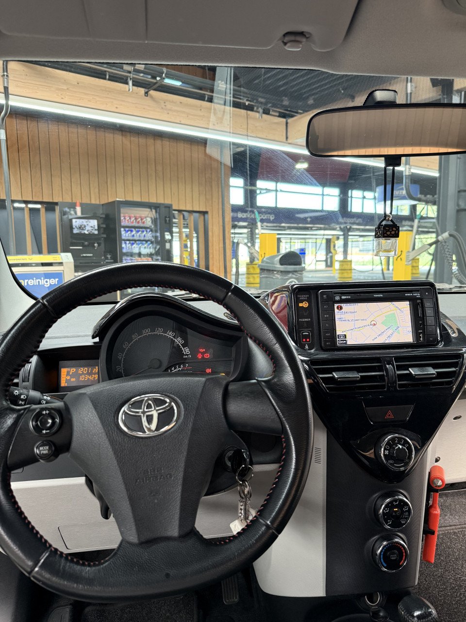 Toyota IQ 1.0 VVTi 2011 Zwart AUTOMAAT / NAVIGATIE