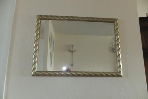 Spiegel met goudkleurige rand