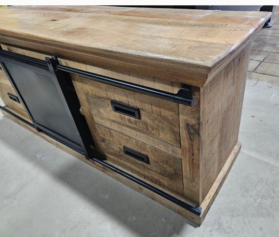 Prachtig mangohouten tv-meubel met afmetingen 140x40x55cm (bxdxh).