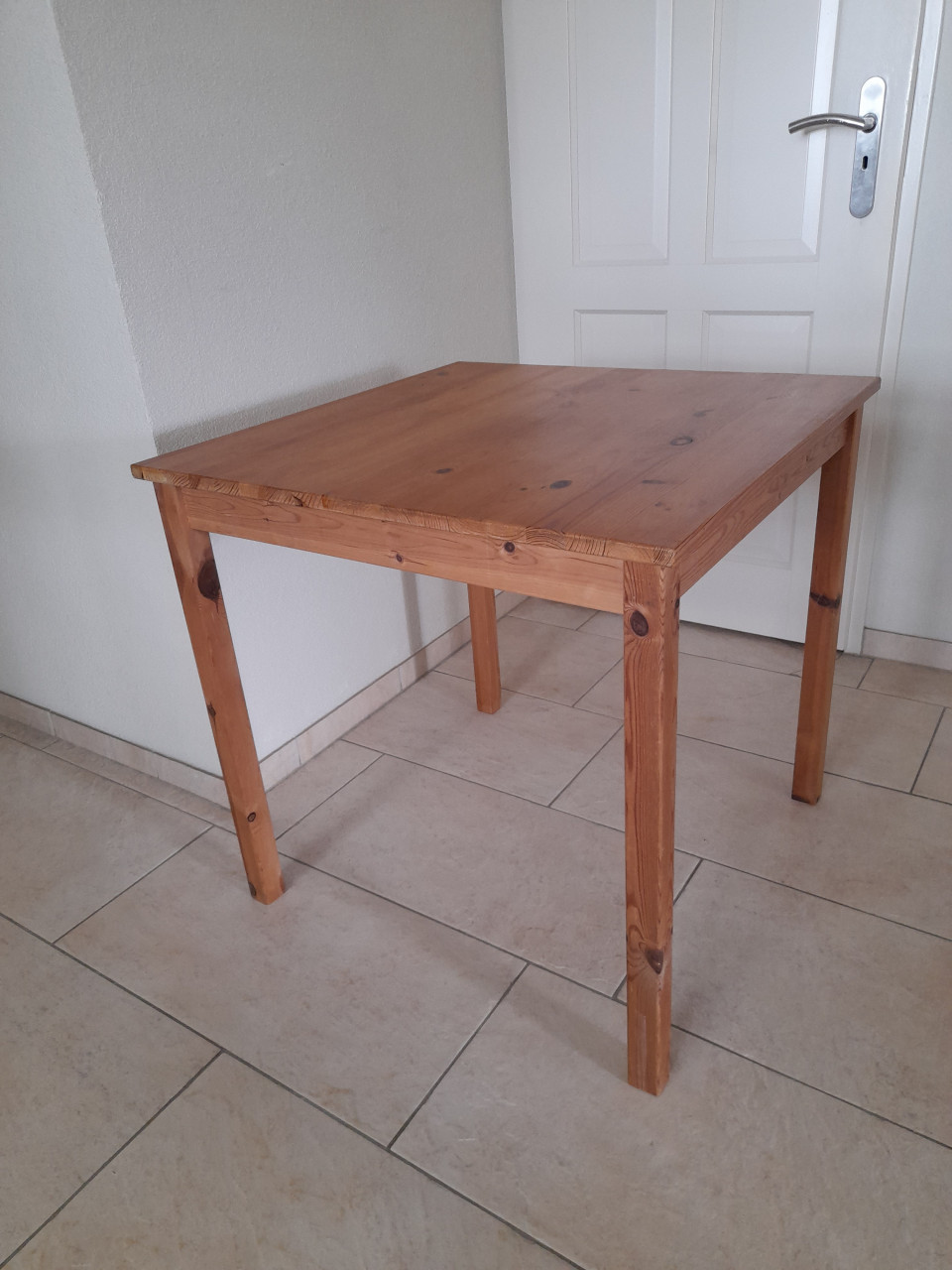 Grenen tafel 75 x 75 x 73H (in goede staat )