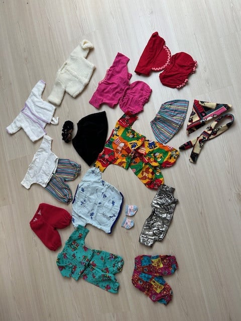 Mandje vol met poppenkleertjes