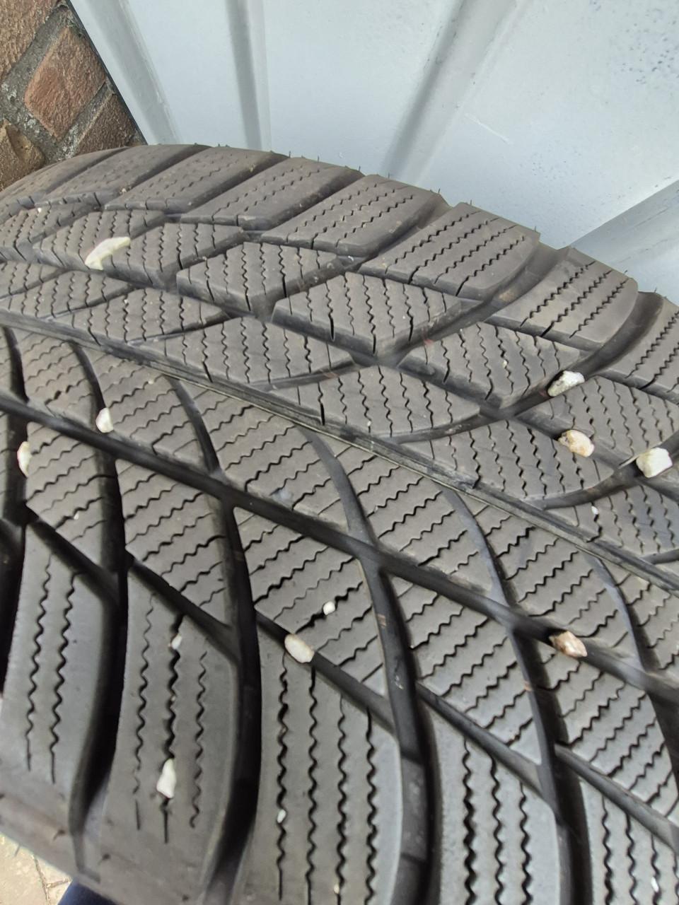 BMW winterbanden 225/55/R17met zwarte velgen