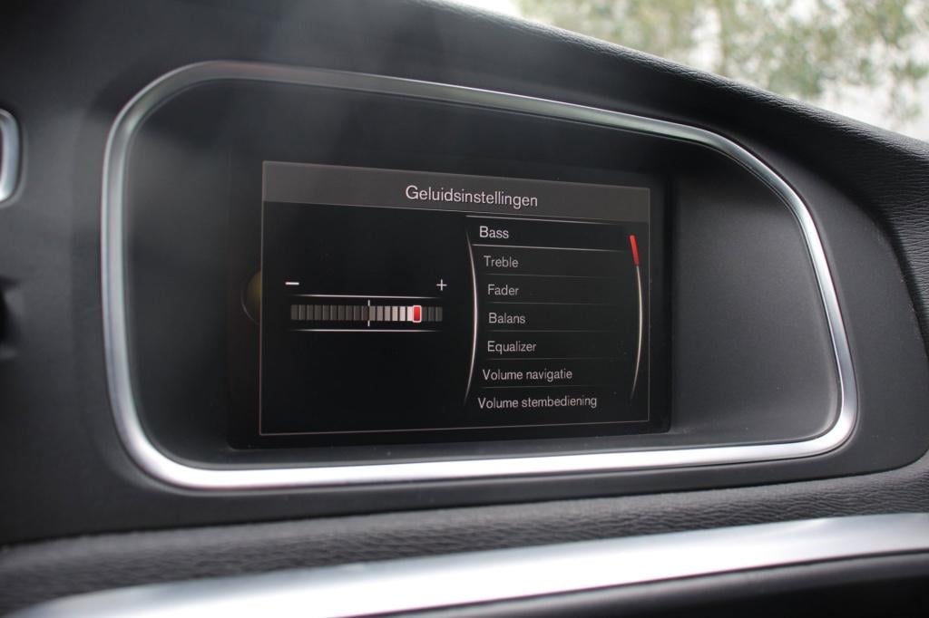 Volvo V40 1.5 t2 r-design automaat - leder/alcantara - led - navi - pdc + c