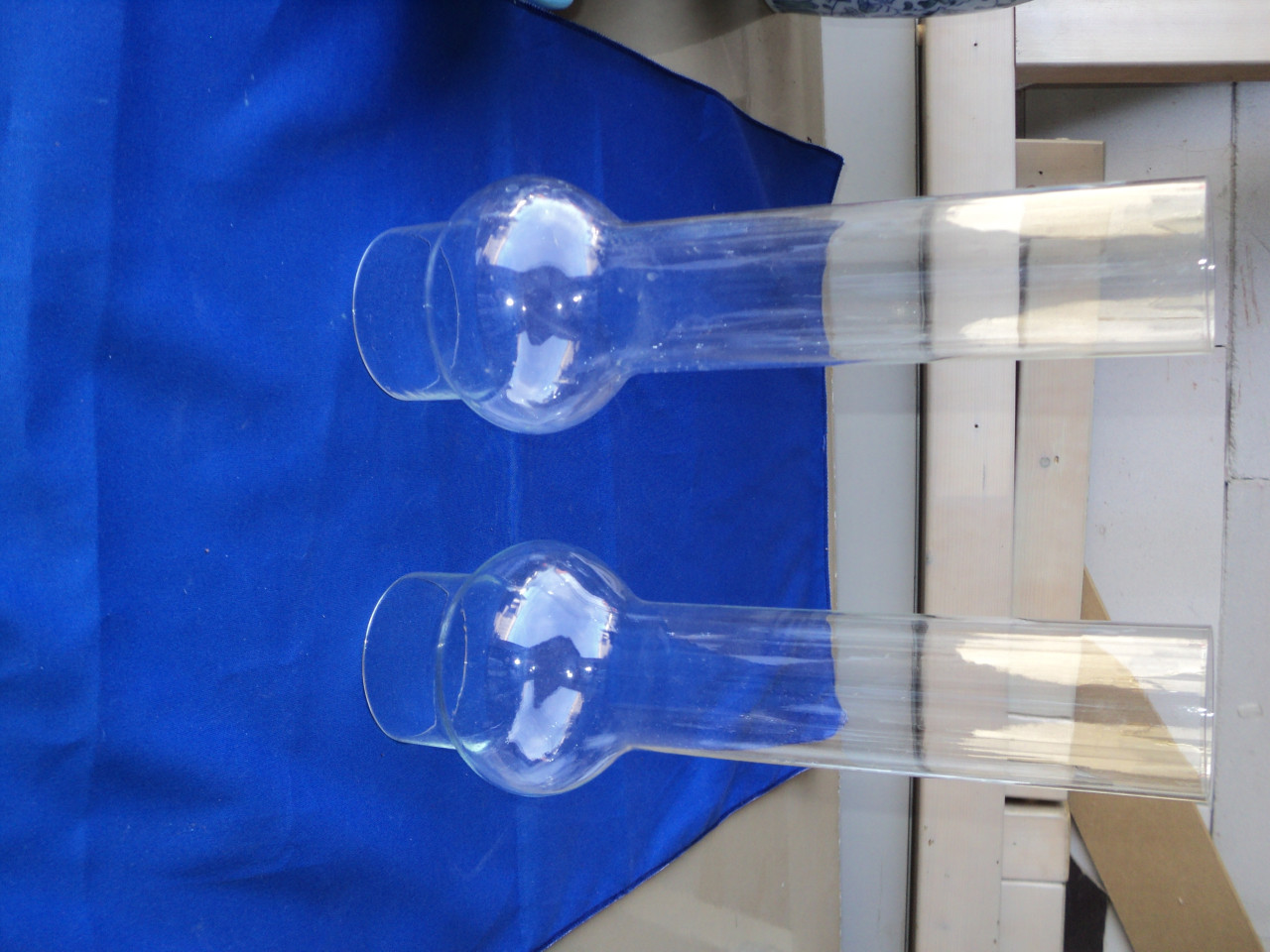 2 glazen voor een olielamp.