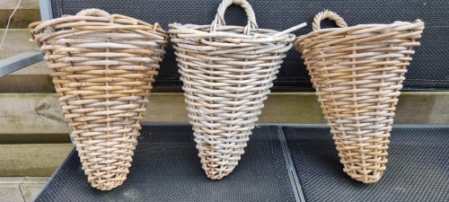 3 RIETEN HANGBLOEMBAKJES