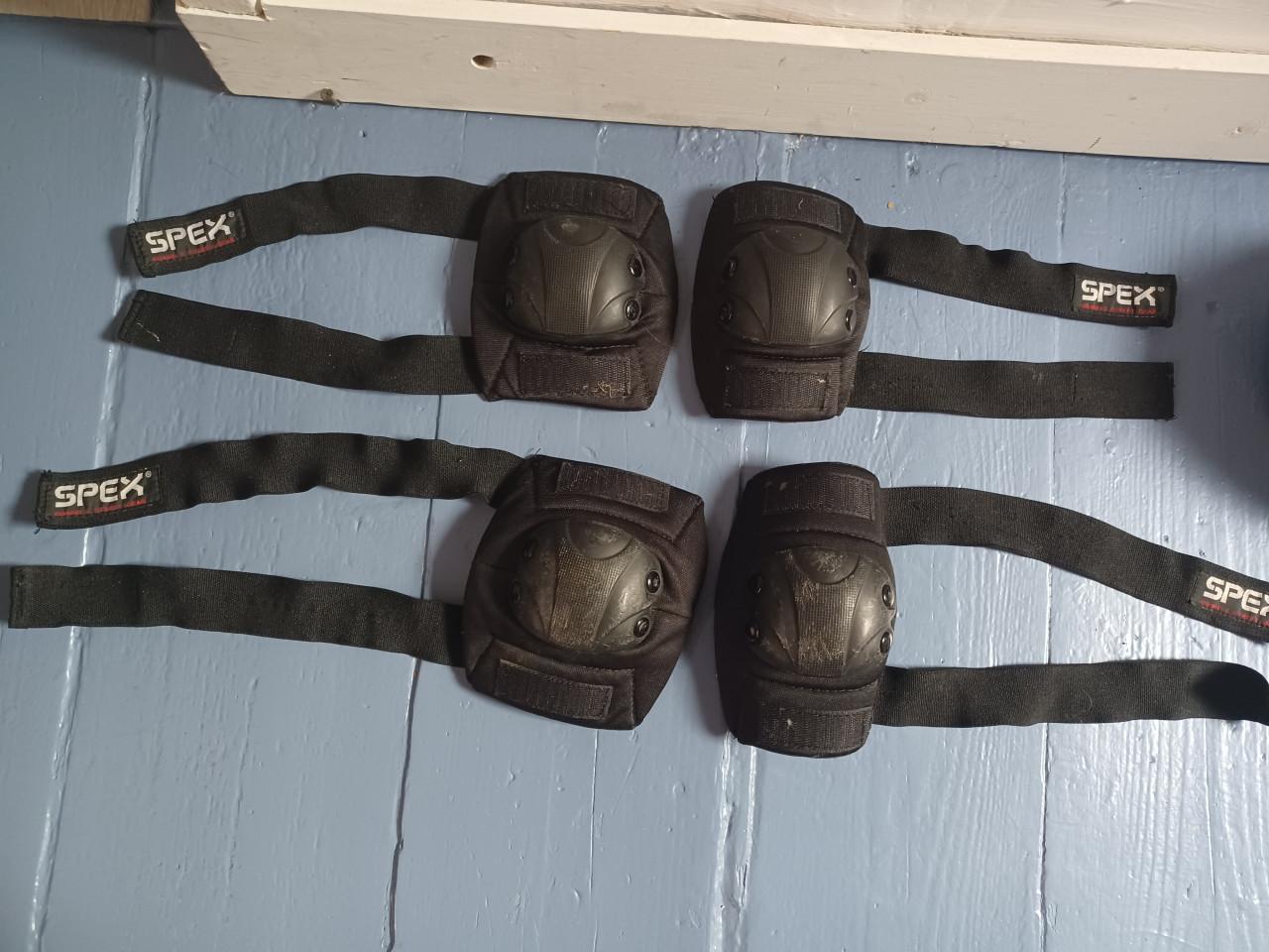 Skeelers met helm en beschermers