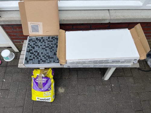 Tegels ,mozaïek tegels en halve zak tegellijm