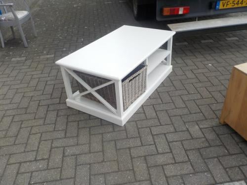 In goede staat salontafel met rieten bak in goede staat 120 x 70 cm