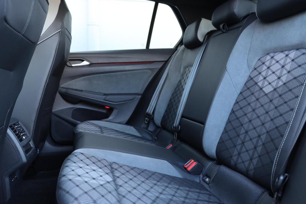 Volkswagen Golf 1.5 etsi r-line 130pk dsg7