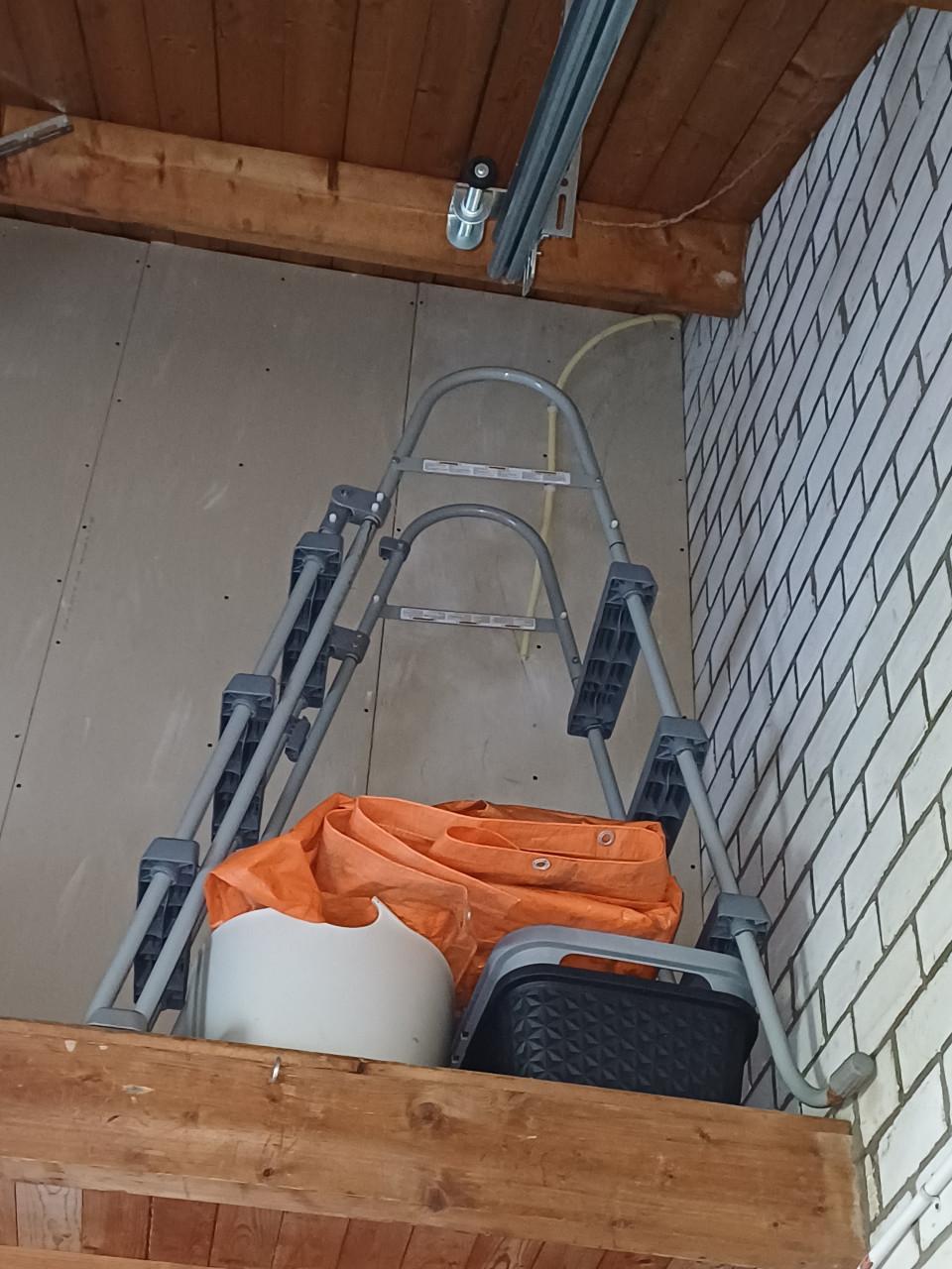 Zwembad met veel toebehoren