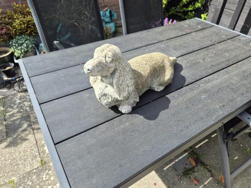 Betonnen tuinbeeld, Teckel