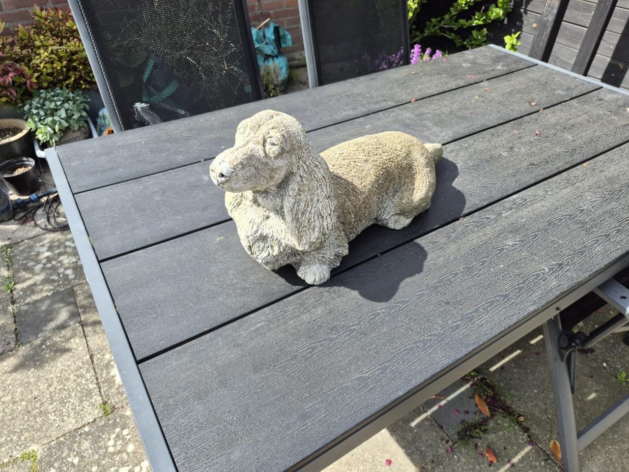 Betonnen tuinbeeld, Teckel