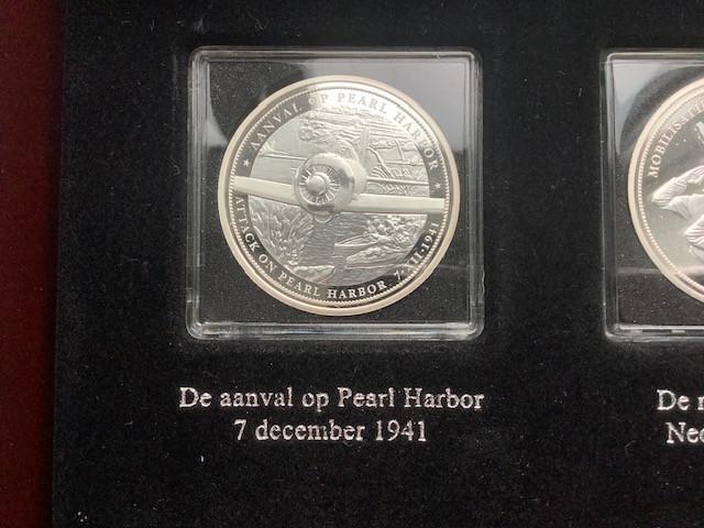 16 penningen Het Koninkrijk der Nederlanden in oorlog.