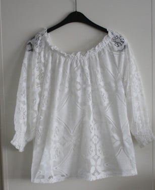 Wit shirt bewerkt patroon maat 40-42