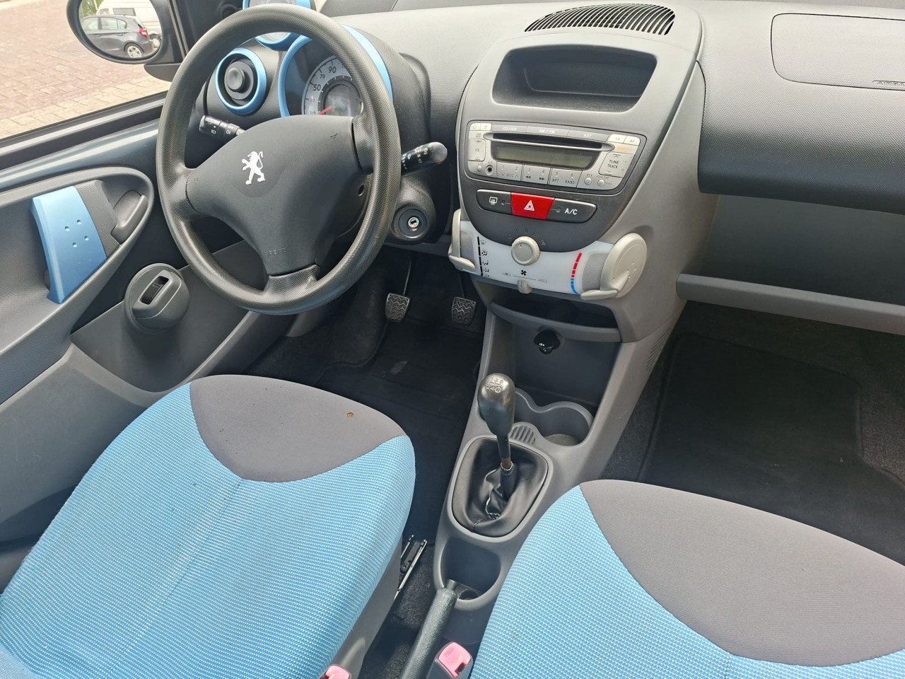 Peugeot 107 1.0 12v XR 5deurs bj:2008 airco i.z.g.st