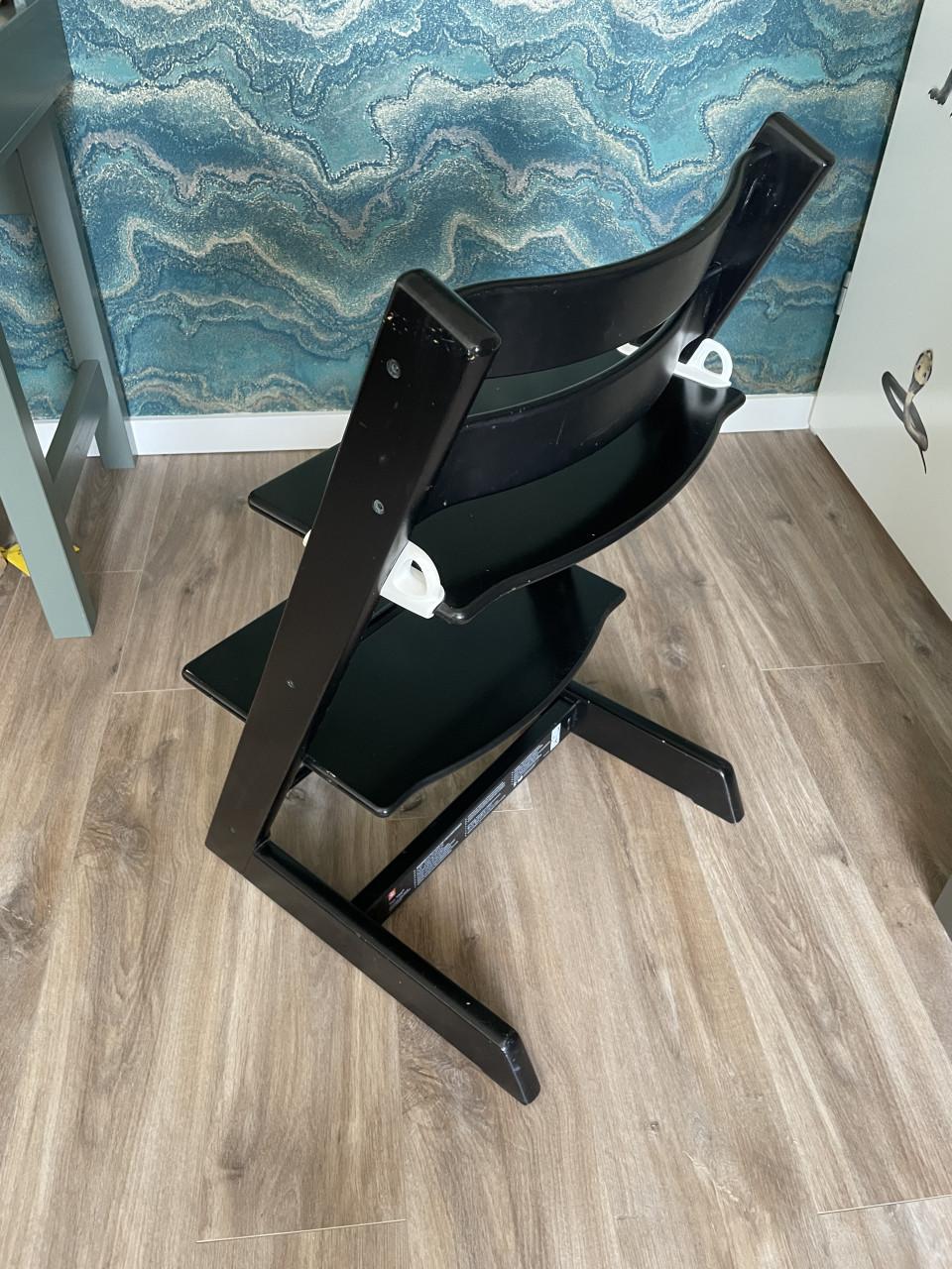 Zwarte Tripp Trapp stoel met babyset