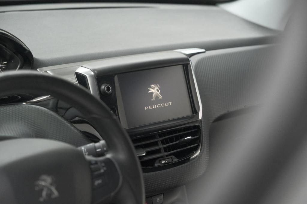 Peugeot 208 puretech 82 signature | parkeersensoren | apple carplay | navig