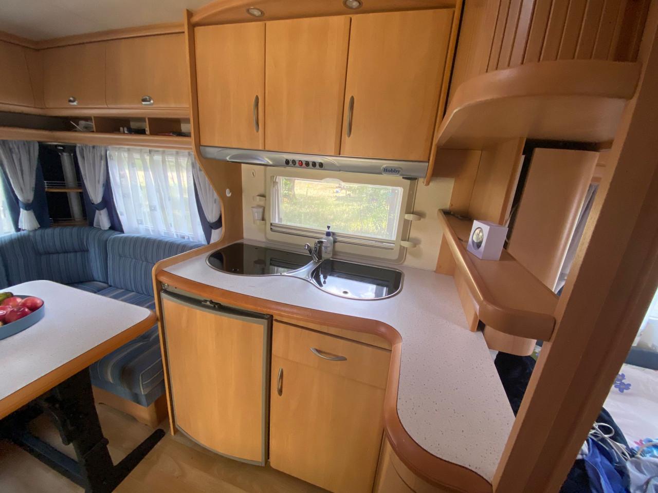 Caravan Hobby 460 UFE met vaste Thule luifel, voortent met losse luifel