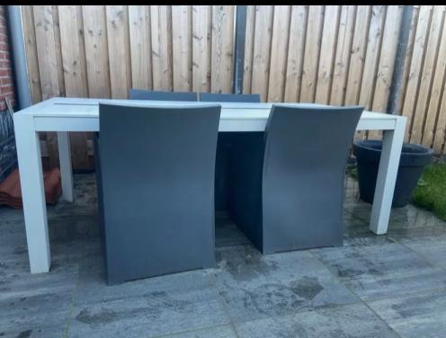 Tuintafel + 4 stoelen