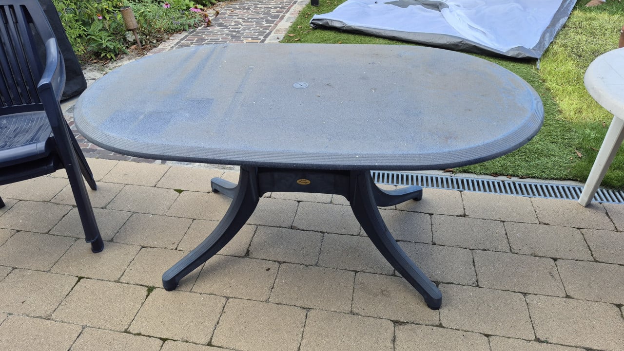 2 tuintafels en 2 tuinstoelen