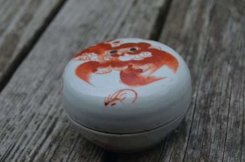 Chinees porseleinen dekseldoosje met red iron decoratie